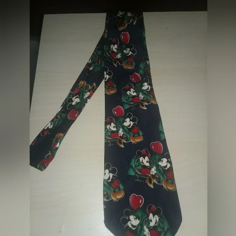 Disney Valentine Men's Tie with Mickey and Minnie Design - 100% Silk - Picture 3 of 5